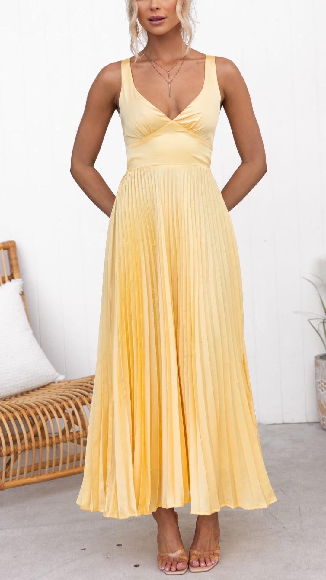 Aby™ | Robe longue plissée jaune à col en V